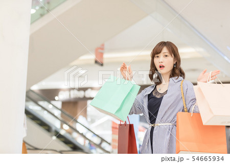 ショッピングモール　アパレル　買い物　女性　人物 54665934