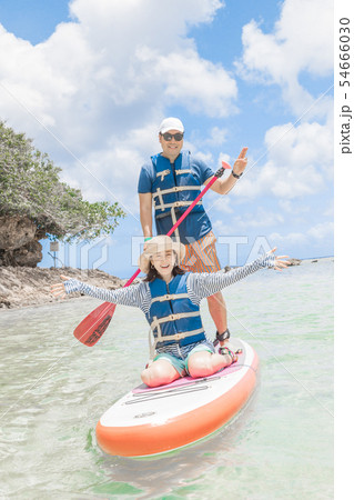 海外旅行イメージ　海　人物　サップ　レジャー 54666030