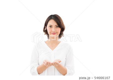 若い女性　手の上の●● 54666107