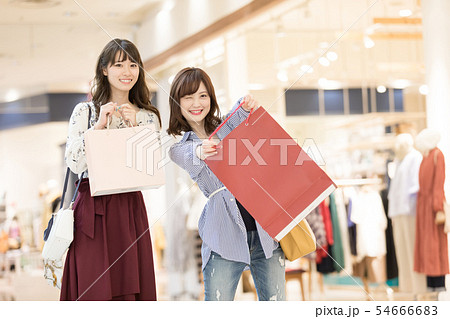 ショッピングモール アパレル 買い物 女性 人物 ショッピングモール アパレル 買い物 女性 人物 54666683