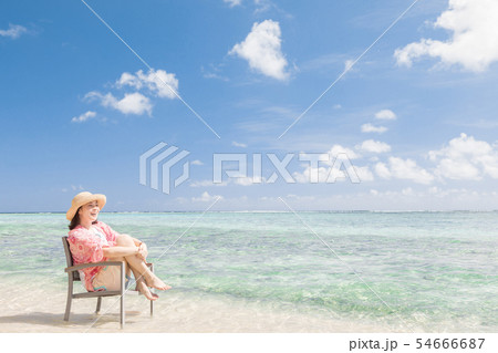 海外旅行　ミドル女性　リゾート　海 54666687