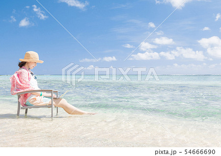 海外旅行　ミドル女性　リゾート　海 54666690
