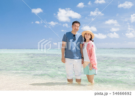 海外旅行イメージ　ビーチ　海　人物 54666692