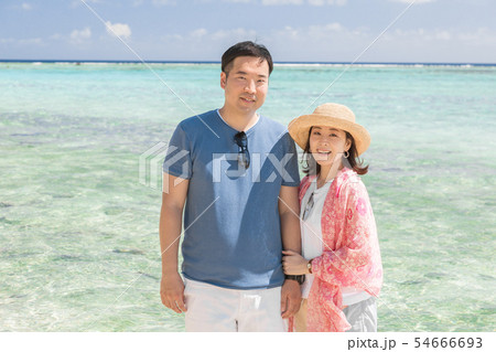 海外旅行イメージ　ビーチ　海　人物 54666693