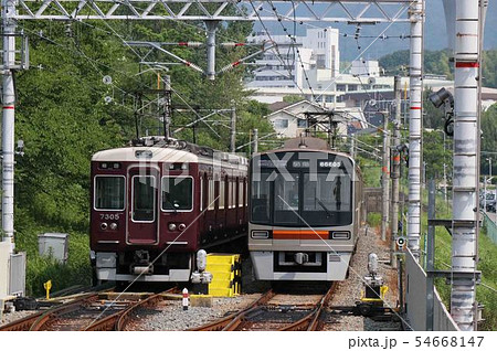 北千里駅で待機する阪急電車と大阪メトロ電車 54668147