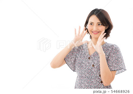 若い女性　カジュアル　応援　声援 54668926