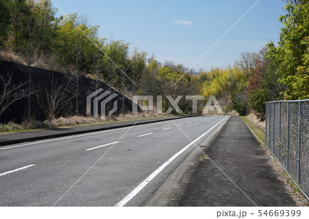 歩道のある片側1車線の田舎道 歩道のある片側1車線の田舎道 54669399