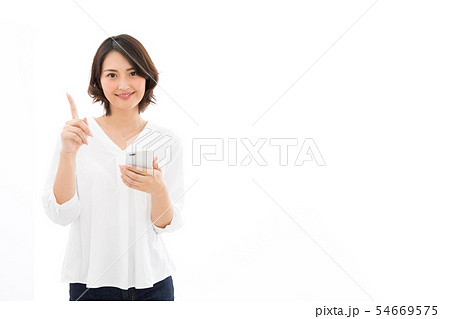 若い女性　スマートフォン　指差し 54669575