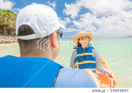 海外旅行イメージ　海　人物　カヤック　レジャー 54669697