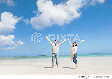 海外旅行イメージ　ビーチ　海　人物 54669726