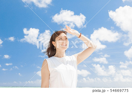 女性　美容　ビューティ　スキンケア　海　空　UV 54669775