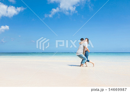 海外旅行イメージ　ビーチ　海　人物 54669987