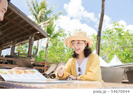 海外旅行　レストラン　人物　ランチ　食事 54670044