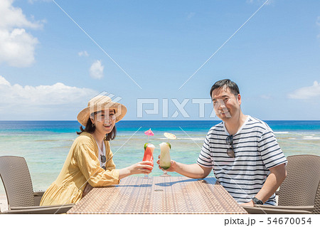 海外旅行 海の見えるレストラン 人物 海外旅行 海の見えるレストラン 人物 54670054