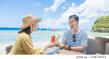 海外旅行 海の見えるレストラン 人物 海外旅行 海の見えるレストラン 人物 54670055