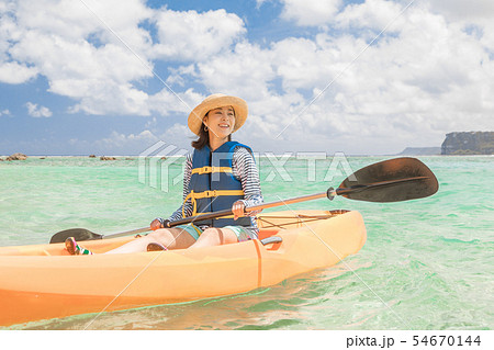 海外旅行イメージ　海　人物　カヤック　レジャー 54670144