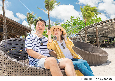 海外旅行イメージ　ビーチ　海　人物　 54670230