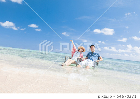 海外旅行イメージ　ビーチ　海　人物 54670271