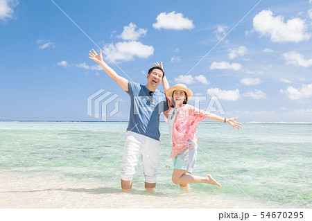 海外旅行イメージ　ビーチ　海　人物 54670295