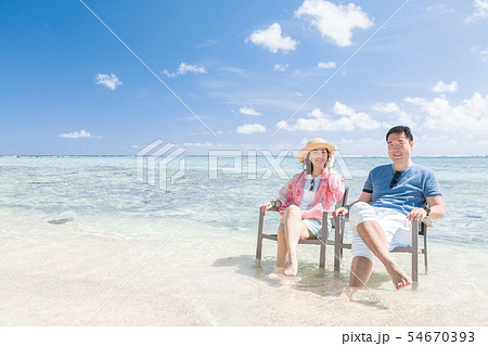 海外旅行イメージ　ビーチ　海　人物 54670393