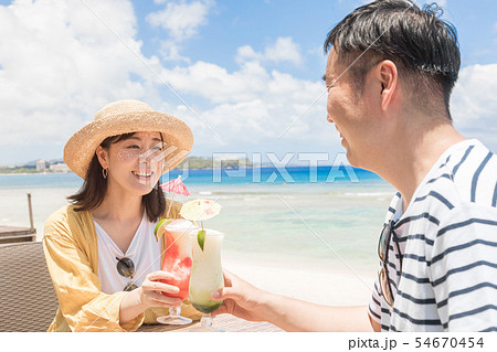 海外旅行 海の見えるレストラン 人物 海外旅行 海の見えるレストラン 人物 54670454
