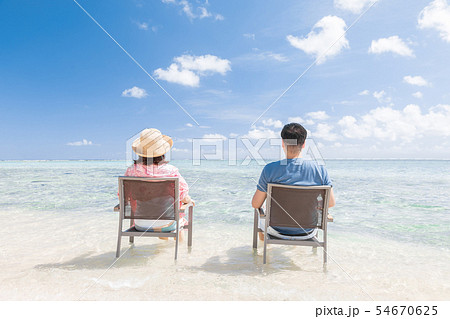 海外旅行イメージ　ビーチ　海　人物 54670625