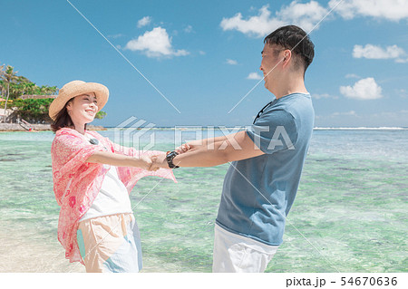 海外旅行イメージ　ビーチ　海　人物 54670636