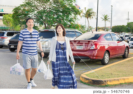 海外赴任　海外駐在員　転勤　出向　スーパー　ショッピング 54670746