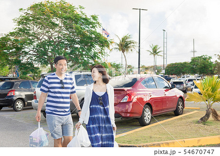 海外赴任　海外駐在員　転勤　出向　スーパー　ショッピング 54670747