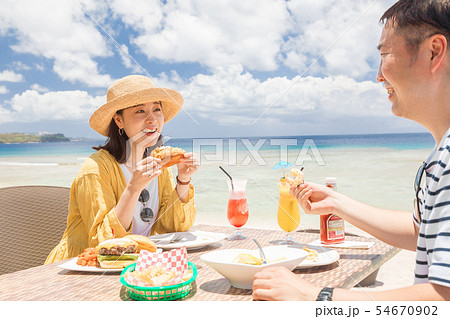 海外旅行 海の見えるレストラン 人物 ランチ 食事 海外旅行 海の見えるレストラン 人物 ランチ 食事 54670902