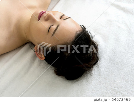 若い女性のエステイメージ 54672469