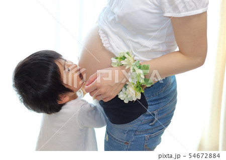妊娠9カ月の妊婦と子ども 妊娠9カ月の妊婦と子ども 54672884