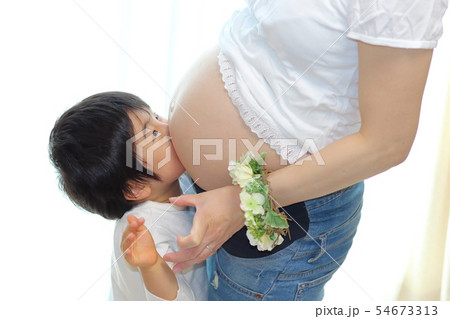 妊娠9カ月の妊婦と子ども 54673313