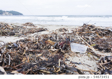 プラスチックごみ 海洋汚染 環境問題 海 砂浜 海岸の写真素材