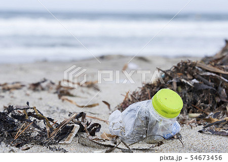 プラスチックごみ 海洋汚染 環境問題 海 砂浜 海岸 プラスチックごみ 海洋汚染 環境問題 海 砂浜 海岸 54673456