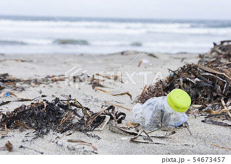 プラスチックごみ 海洋汚染 環境問題 海 砂浜 海岸 プラスチックごみ 海洋汚染 環境問題 海 砂浜 海岸 54673457