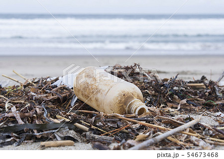 プラスチックごみ 海洋汚染 環境問題 海 砂浜 海岸の写真素材