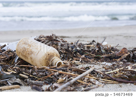 プラスチックごみ 海洋汚染 環境問題 海 砂浜 海岸の写真素材