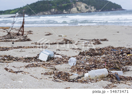 プラスチックごみ 海洋汚染 環境問題 海 砂浜 海岸の写真素材