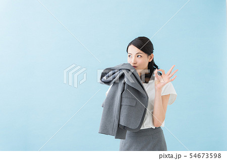 働く女性の匂い（ブルーバック） 54673598