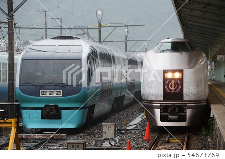 伊豆急下田駅に停車中の251系と651系 54673769