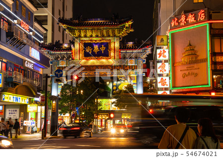 日本の横浜都市景観 横浜中華街（朝陽門）を望む 54674021