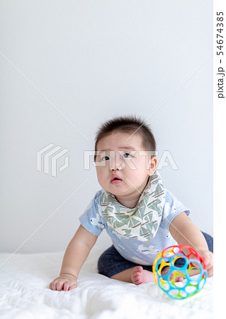 お座りする赤ちゃん お座りする赤ちゃん 54674385