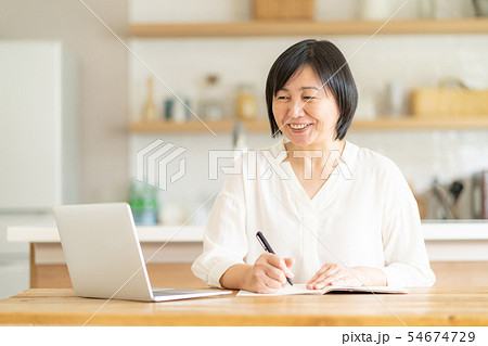 ミドル　女性　資格　勉強　家計簿 54674729
