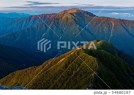 甲斐駒ヶ岳から見る朝焼けの仙丈ヶ岳 54680197