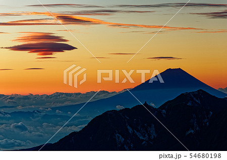 甲斐駒ヶ岳から見る朝焼けの富士山と鳳凰山 54680198