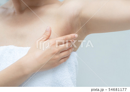 a thirty-something woman 54681177
