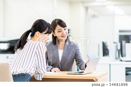 若い女性(相談) 若い女性(相談) 54681898