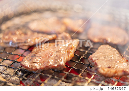 焼肉･カルビ_バーベキュー･BBQ･bbq･炭火焼･網焼･備長炭･七輪･キャンプ･食事･食べ物･炭 54682347