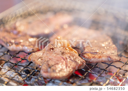 焼肉･カルビ_バーベキュー･BBQ･bbq･炭火焼･網焼･備長炭･七輪･キャンプ･食事･食べ物･炭 54682350